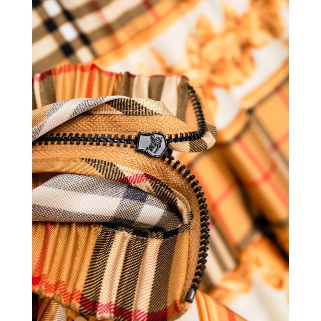 Burberry Beige Antique Scarf Print Yewbury Silk Jogger Pants — photo 12